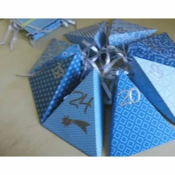 Blauer Adventskalender zum Befüllen – 24 Dreieckschachteln aus Bastelkarton