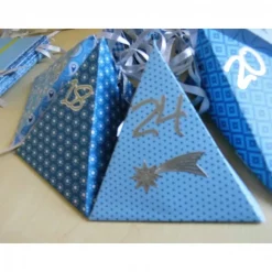 Blauer Adventskalender zum Befüllen – 24 Dreieckschachteln aus Bastelkarton