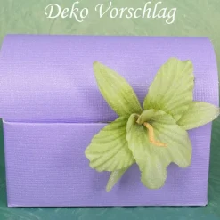 Blüte in 4 Farben als Deko auf einer Geschenkverpackung
