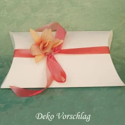 Blüte in 4 Farben als Deko auf einer Geschenkverpackung