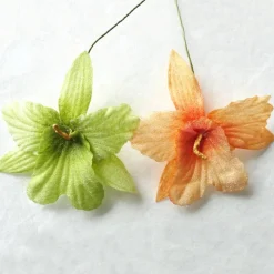 Blüte in 4 Farben als Deko auf einer Geschenkverpackung