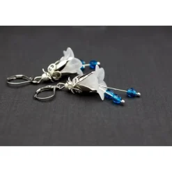 Blütenohrringe in weiß und blau, Ohrringe,  Glockenblumen, Schmuck für Frauen Geschenk, Hochzeit, silberfarben