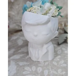 Blumenjunge „Ben“ aus Raysin mit echten Trockenblumen – Handgefertigte Dekofigur