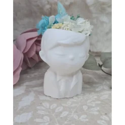 Blumenjunge „Ben“ aus Raysin mit echten Trockenblumen – Handgefertigte Dekofigur