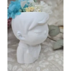 Blumenjunge „Ben“ aus Raysin mit echten Trockenblumen – Handgefertigte Dekofigur