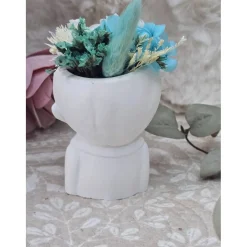 Blumenjunge „Ben“ aus Raysin mit echten Trockenblumen – Handgefertigte Dekofigur