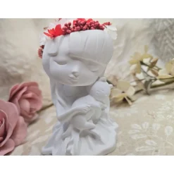 Blumenmädchen Bella mit Katze aus Raysin und echten Trockenblumen – Handgefertigte Dekofigur