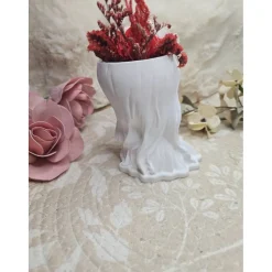 Blumenmädchen Bella mit Katze aus Raysin und echten Trockenblumen – Handgefertigte Dekofigur