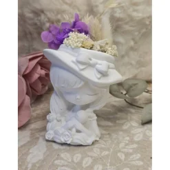 Blumenmädchen Laila mit Hut & Trockenblumen – Handgefertigte Dekofigur aus Raysin