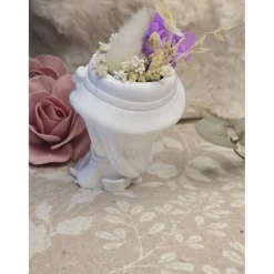 Blumenmädchen Laila mit Hut & Trockenblumen – Handgefertigte Dekofigur aus Raysin