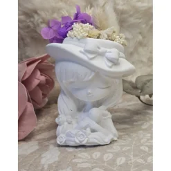 Blumenmädchen Laila mit Hut & Trockenblumen – Handgefertigte Dekofigur aus Raysin