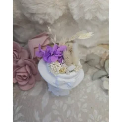 Blumenmädchen Laila mit Hut & Trockenblumen – Handgefertigte Dekofigur aus Raysin