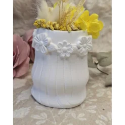 Blumenmädchen „Sunny“ aus Raysin mit echten Trockenblumen – Handgemachte Dekofigur (9 x 7,5 cm)