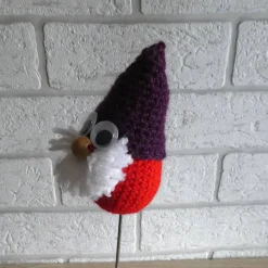 Blumenstecker / Pflanzenstecker Wichtel mit Kulleraugen - lila/rot