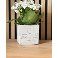 Blumentopf Beton-Optik personalisiert mit Herz, Namen & Datum – Hochzeitsgeschenk & Jahrestag