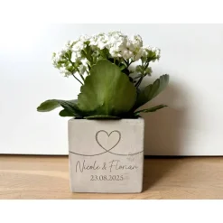 Blumentopf Beton-Optik personalisiert mit Herz, Namen & Datum – Hochzeitsgeschenk & Jahrestag