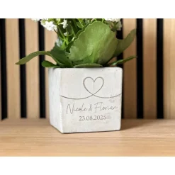 Blumentopf Beton-Optik personalisiert mit Herz, Namen & Datum – Hochzeitsgeschenk & Jahrestag