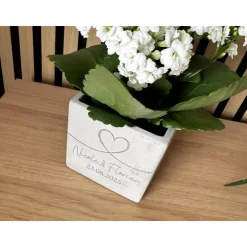 Blumentopf Beton-Optik personalisiert mit Herz, Namen & Datum – Hochzeitsgeschenk & Jahrestag