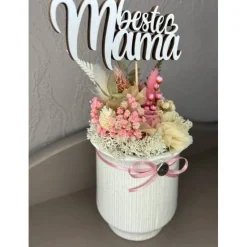 blumiges Muttertags Gesteck in frisches Farben und vielen verschiedenen Trockenblumen