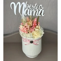 blumiges Muttertags Gesteck in frisches Farben und vielen verschiedenen Trockenblumen