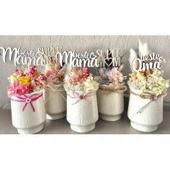 blumiges Muttertags Gesteck in frisches Farben und vielen verschiedenen Trockenblumen