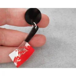 Blutige Hackebeil Ohrstecker – Halloween Messer Statement Schmuck aus Acryl