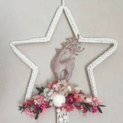 Boho Makrameekranz mit Trockenblumen in rosa/pink