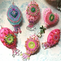 Boho Ornament Unikat handbestickt bunt mit Perlen – Luxus Deko Herz & Oval, pompös handmade