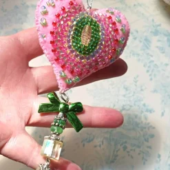 Boho Ornament Unikat handbestickt bunt mit Perlen – Luxus Deko Herz & Oval, pompös handmade