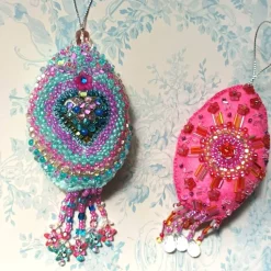 Boho Ornament Unikat handbestickt bunt mit Perlen – Luxus Deko Herz & Oval, pompös handmade