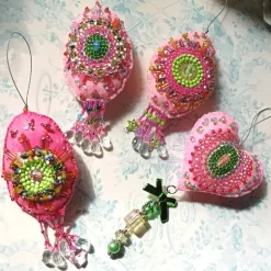 Boho Ornament Unikat handbestickt bunt mit Perlen – Luxus Deko Herz & Oval, pompös handmade