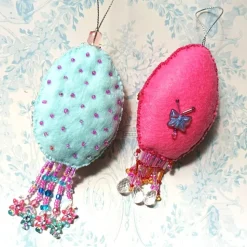 Boho Ornament Unikat handbestickt bunt mit Perlen – Luxus Deko Herz & Oval, pompös handmade