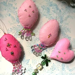 Boho Ornament Unikat handbestickt bunt mit Perlen – Luxus Deko Herz & Oval, pompös handmade