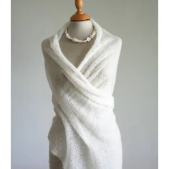 Brautschal aus Mohair in ivory, gestrickte Hochzeitsstola, weiches Umschlagtuch, Stola zum Brautkleid