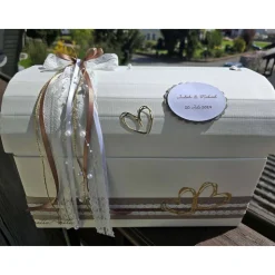 Briefbox Truhe BRAUN-GOLD mit modernen Herzen und Perlen - Hochzeit Kartenbox