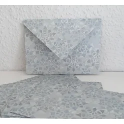 Briefumschlag, Geschenkumschlag, Schmuckkuvert Scherenschnittsterne in Grautönen, 5 Stück
