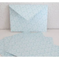 Briefumschlag, Geschenkumschlag, Schmuckkuvert Weiße Schneeflocken auf Hellblau, 5 Stück