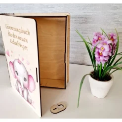 Buchbox Erinnerungsbuch „Für den neuen Erdenbürger“ – Personalisiertes Geschenk aus Birkensperrholz