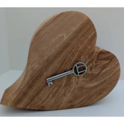 Buchenholzherz mit Metallschlüssel, ein Symbol für die romantischste Liebeserklärung der Welt...