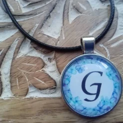 Buchstabe blauer Blumenkranz Anhänger bronze silberfarbe 25mm mit Blatt Schlüsselanhänger Cabochon