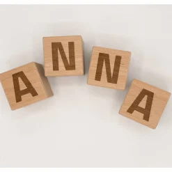 Buchstaben und Zahlen: Würfel aus Holz zur Geburt, Taufe oder Dekoration