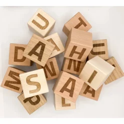 Buchstaben und Zahlen: Würfel aus Holz zur Geburt, Taufe oder Dekoration