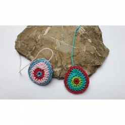 Bunte gehäkelte Wende-Ostereier