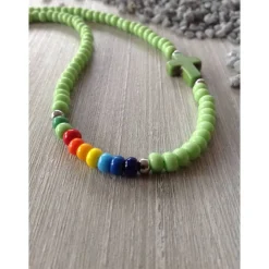 Bunte Kinderkette' mit einem Howlithkreuz und Rocailles in Regenbogenfarben