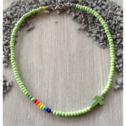 Bunte Kinderkette' mit einem Howlithkreuz und Rocailles in Regenbogenfarben