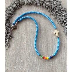 Bunte Kinderkette' mit einem Howlithkreuz und Rocailles in Regenbogenfarben