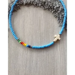 Bunte Kinderkette' mit einem Howlithkreuz und Rocailles in Regenbogenfarben