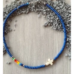 Bunte Kinderkette' mit einem Howlithkreuz und Rocailles in Regenbogenfarben