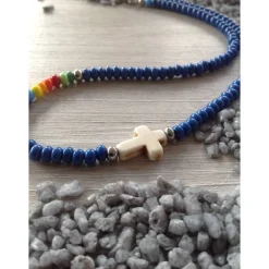 Bunte Kinderkette' mit einem Howlithkreuz und Rocailles in Regenbogenfarben