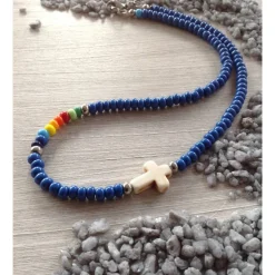 Bunte Kinderkette' mit einem Howlithkreuz und Rocailles in Regenbogenfarben
